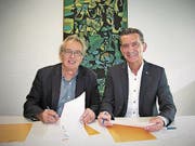 Beat Jörg und Erich Herger (links) bei der Unterzeichnung. (Bild: PD (Altdorf, 5. Oktober 2017))