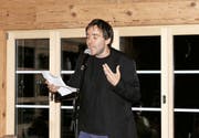 Der aktuelle Schweizer Meister Reto Zumstein liess auch beim Poetry-Slam-Event in Engelberg alle anderen hinter sich.Bild: Anna Burch (Engelberg, 23. September 2016)