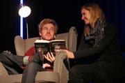 Samuel Koch bei einer Buchlesung in Nottwil in Begleitung seiner Pflegerin Michelle. (Bild: Philipp Schmidli)