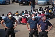 Italienische Grenzpolizisten im Hafen von Augusta in Sizilien. (Bild: Emilio Morenatti/AP (23. Juni 2017))