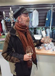 Der Krienser Künstler Urs Krähenbühl stellt die Plakette 2018 der Lälli-Zunft vor. (Bild: Philipp Unterschütz (Sarnen, 3. Januar 2018))