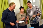 Glücksfee Susi Zemp-von Ah zog vor den Augen von Kommissionspräsident Peter Abächerli (rechts) das Los von Sepp Amgarten. (Bild: Romano Cuonz / Neue OZ)