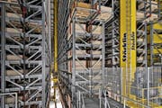 Das Hochregallager im neuen Logistikgebäude der Pilatus Flugzeugwerke AG ist 25 Meter hoch. (Bild Pius Amrein)