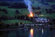 Er war weitherum sichtbar: der brennende Stall in Sachseln Anfang Oktober. (Bild: Leserbild Miguel Steininger)