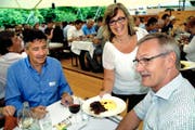 Rosy Durrer bedient am Obwald die Landammänner Hans Wicki (Nidwalden, links) und Andreas Barraud (Schwyz). (Bild Romano Cuonz)