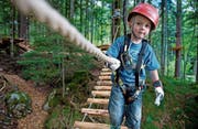 Beno Omlin testet den Kinder-Seilpark. (Bild: Corinne Glanzmann (Melchsee-Frutt, 11. Juli 2017))