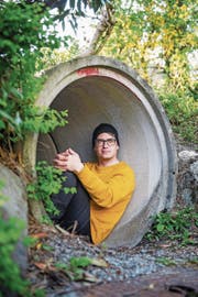 Tempi passati. Spielplatz im Wesemlin. Florian Burkhardt zurück am Ort der Kindheit. (Bild: Dominik Wunderli (Luzern, 20. April 2017))