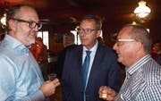 Sie diskutierten auch beim Apéro über die Altersrefom. Von links: FDP-Kantonalpräsident Hans-Melk Reinhard, Josef Dittli, Urner Ständerat, und Paul Federer, alt Regierungsrat. (Bild: Kurt Liembd (Alpnach, 31. August 2017))