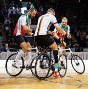 Wollen nochmals mit Edelmetall ins Urnerland zurückkehren: Dominik Planzer (links) und Roman Schneider (rechts), hier an der letzten Weltmeisterschaft in Stuttgart im Spiel gegen Deutschland. (Bild: PD)