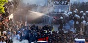A Police officer sprays a liquid during a protest against the G-20 summit in Hamburg, northern Germany, Thursday, July 6, 2017. The leaders of the group of 20 meet July 7 and 8. (AP Photo/Michael Probst) (Bild: Michael Probst/AP (Hamburg, 6. Juli 2017))