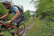 Die schmalen, steilen und steinigen Pfade verlangten von den Bikern viel technisches Können ab. (Bild: Sven Aregger)