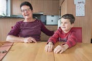 Marlis Albert (68) mit ihrem Enkel Remo (6) in Seedorf. (Bild: Boris Bürgisser (15. Dezember 2017))