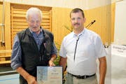 Präsident Bruno Planzer gratuliert Hans Arnold zur Ehrenmitgliedschaft. (Bild Paul Gwerder)
