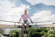 Ignazio Cassis posiert für den Fotografen auf dem Balkon des Presseclubs der Tamedia. Am Dienstag wurde er vom Kantonalvorstand der FDP Tessin als einziger Bundesratskandidat vorgestellt. Jetzt kommen immer mehr Zweifel auf, ob dies richtig war. (Bild: Thomas Egli/Lunax (7. Juli 2017))