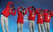 Team Switzerland, gold medalists in the alpine team event, pose during their medals ceremony at the 2018 Winter Olympics in Pyeongchang, South Korea, Saturday, Feb. 24, 2018. (AP Photo/Patrick Semansky) (Bild: PATRICK SEMANSKY (AP))