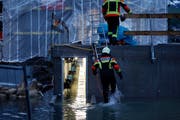 Mehrere Dutzend Feuerwehrleute waren ausgerückt. (Bild: Geri Holdener, Bote der Urschweiz)