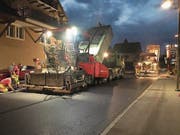 Arbeiter bei der Verlegung des neuen Flüsterbelags. (Bild: PD (Hergiswil, 27. Juli 2017))