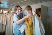 Barbara Christen kleidet Erstkommunikant Ben Imboden ein. (Bild: Corinne Glanzmann (Stans, 5. April 2017))