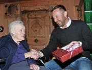 Der Wolfenschiesser Gemeindevizepräsident Thomas Vetterli gratuliert Agnes Zumbühl-Niederberger zu ihrem 105. Geburtstag. Bild: Matthias Piazza (Wolfenschiessen, 14. November 2016)