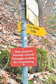 Der Weg ins Kleine Melchtal ist gesperrt. Ein eher unscheinbares Schild (links) weist Wanderer darauf hin. Der Sturm Burglind hat im Tal Zerstörung hinterlassen. (Bilder: Markus von Rotz (Sachseln, 26. Februar 2018))