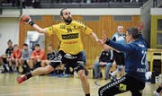 Altdorfs Rückkehrer Ivan Fallegger (am Ball) wirft gegen den Leader RTV Basel vier spektakuläre Tore. (Bild: Urs Hanhart (Altdorf, 3. März 2018))