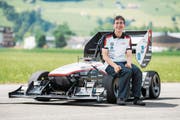 Auf dem Flughafen testet Daniel Winz den Rennwagen, an dessen Konstruktion er mitgearbeitet hat. (Bild: Dominik Wunderli (Alpnach, 8. Juli 2017))