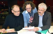 Der Wald liegt ihnen am Herzen: Notker Dillier, Projektleiterin Kathrin Zihlmann und Peter Lienert (von links) schicken den Entwurf für ein neues Waldgesetz in die Vernehmlassung. (Bild Romano Cuonz)