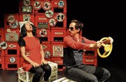 Die Kindertheater-Gruppe Sgaramusch spielt ein Stück, in dem es von Verbotstafeln nur so wimmelt. (Bild: PD)
