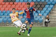 Einsatzfreudig: Stefan Knezevic (links) gegen Basels Ricky van Wolfswinkel. (Bild: Keystone (Basel, 27. Januar 2018))