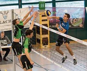 Der Emmer Block mit Nico Schmid (links) und Timo Rogger wehrt sich gegen den Angriffsball des Buochsers Timo von Holzen. (Bild: Roger Grütter (Buochs, 2. Dezember 2017))