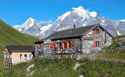 Die Rotstockhütte unterhalb des Schilthorns im Berner Oberland mit Sicht auf Mönch und Jungfrau wird von einer Urnerin bewartet. Bild: Georg Epp (Mürren, 29. September 2016)