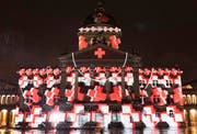 Das Lichtspektakel «Rendez-vous Bundesplatz» projizierte im Oktober und November 2016 Bilder an die Fassade des Bundeshauses in Bern. Die Lichtshow im letzten Jahr war dem 150. Geburtstag des Schweizerischen Roten Kreuzes (SRK) gewidmet. (Bild: Lukas Lehmann / Keystone (Bern, 13. Oktober 2016))
