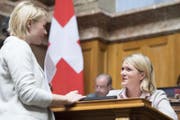 Kathrin Bertschy (GLP-BE), rechts, im Gespräch mit Natalie Rickli (SVP-ZH) am 18. September 2017 im Nationalrat in Bern. (Bild: KEYSTONE/Anthony Anex)