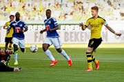 Lässt der FCL-Abwehr und Goali David Zibung keine Chance: Marco Reus (rechts) erzielt in der 10. Minute das 1:0. (Bild: Philipp Schmidli)