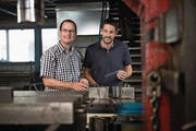 Bei OZ Metallbau AG kann man Grillspiesse herstellen. Im Bild Thomas Mathis, Präsident Gewerbeverein, und Fabian Zimmermann, Geschäftsführer OZ Metallbau (rechts). (Bild: Corinne Glanzmann (Buochs, 23. August 2017))