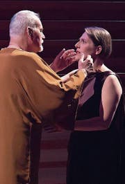 Ulisse und Penelope nähern sich zum Kuss. (Bild: LF/Priska Ketterer)