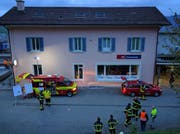 Einsatzfahrzeuge vor dem Bahnhof. (Bild: Geri Holdener, Bote)