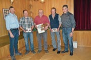 Die Viehzüchter Andreas Walser (v. l.), Marco Gabriel, Norbert Christen und Albert Gut sowie Viehzuchtverbands-Präsident Walter Durrer. (Bild: Paul Küchler (Dallenwil, 5. März 2018))