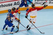 Ismael Mètroz (22) und Stefan Aegerter (23) schauen einem hochfliegenden Ball nach. (Bild: Stefan Kaiser / Neue ZZ)