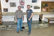 Präsident Sepp Risi (links) und das neue Vorstandsmitglied Peter Odermatt. (Bild: Franz Niederberger (Beckenried, 15. März 2018))