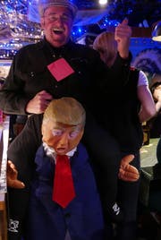 Donald Trump war zu Besuch an der Seelisberger Strassenfasnacht – wenn auch nicht höchstpersönlich. (Bild: Christoph Näpflin (Seelisberg, 10. Februar 2018))