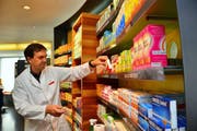 Walter Odermatt zieht ein Medikament aus dem Regal. Seine Löwen Apotheke in Sarnen ist 64 Stunden pro Woche offen, nicht aber an Sonn- und Feiertagen. (Bild: Markus von Rotz / Neue NZ)