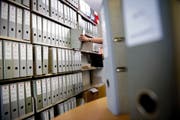 Ein spezieller Wirtschaftsfall erforderte 2015 erhebliche Ressourcen der Justiz – im Bild einige der 174 Aktenordner dazu. (Bild Corinne Glanzmann)