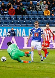 52. Minute am Samstag in der Swissporarena: Sebastian Schachten (in Blau-Weiss) spitzelt den Ball zum 1:0 an Thun-Goalie Guillaume Faivre vorbei. (Bild: EQ/Marc Schumacher)