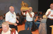 Wetterkönig Martin Holdener (Mitte) freut sich im Beisein von Josef Bürgler (links), Pfarrer Werner Reichlin (rechts) und Martin Horat (vorne) über den Wanderpreis. (Bild: Erhard Gick (Schwyz, 27. Oktober 2017))