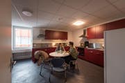 Im Bild das Universe 9 GebŠude (Altes GFK GebŠude) in Hergiswil. Hier wurde Wohnraum fŸr Studenten geschaffen. Im Bild ist Maschinentechnik Student Gregory Borer 21 zusammen mit seiner Kollegin Anja Weber, die auf Besuch ist, in der KŸche beim Kaffee trinken (foto: roger gruetter) (Bild: Roger Grütter (Hergiswil, 3. März 2017))