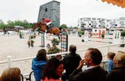 Auf dem Zuger Stierenmarktareal wurden für die Springpferde und Reiter dank rund 800 Tonnen Tretschicht aus Sand und Textilgemisch auf dem Haupt- und Abreitplatz optimale Bedingungen geschaffen. (Bild: Stefan Kaiser (Zug, 5. Juni 2017))