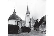 Hier stand die Wegkappelle einst: an der Ecke Kirchenstrasse/Zugerbergstrasse. Im Hintergrund die 1902 eingeweihte neue Pfarrkirche St. Michael. (Bild: pd)