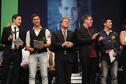 Die jungen Urner Berufsleute und Maturanden hatten Grund zum Jubeln, besonders die UKB-Preis-Gewinner Leandra Walker (oben rechts) und Sandro Schnüriger (unten, Zweiter von rechts). (Bild: Urs Hanhart (Altdorf, 27. Juni 2017))