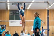 Bettina Schurtenberger, Leiterin BTV Luzern, coacht eine junge Turnerin am Stufenbarren (Bild: Philipp Schmidli (Kriens, 14. Mai 2017))